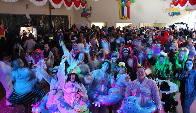 DJ Großveranstaltung mit Mackie PA Lautsprecher und HyperTonLicht, Disc Jockey für Fasching und Karneval